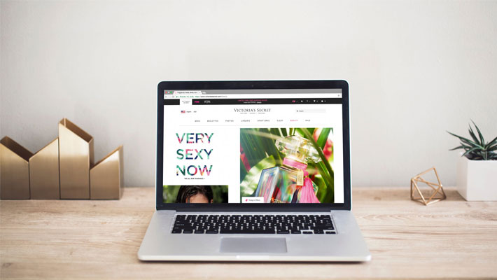 Download Macbook Pro On Wooden Table Mockup » CSS Author